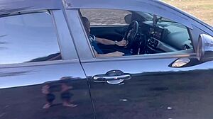 Ele entrou tímido mas saiu viciado com meus seios grandes e boca quente. O prazer de uma mulher madura fez ele gozar como nunca.