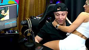 bianca demarchi mostra a silhueta do seu corpo morde a orelha do ruan e o pescoço que tesão - podcast pãpum no barraco