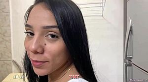 hermosa madrastra lavando y haciendo los deberes del hogar mientras su hijastro la observa y empieza a tocarla por el culo