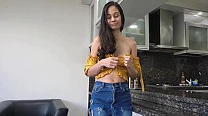 mi vecina cachonda se deja coger en su casa con blowjob y riding