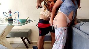 metiendo al vecino a casa mientras mi esposo no está me preña con creampie