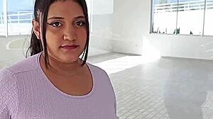 agente inmobiliaria vende propiedad cambiando por coño caliente con tetas grandes y culo gordo!