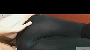 Mi amiga se queda toda la noche en mi casa con ricos leggins pegados al culo! Al fin me deja grabarla!