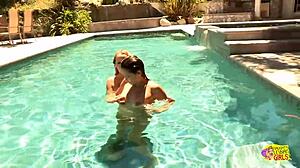 hey, you called your lesbian friend to say you arrived, wanna kiss outdoors now?