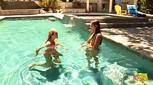 hey, you called your lesbian friend to say you arrived, wanna kiss outdoors now?