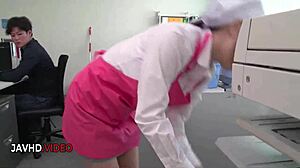 På kontoret starter asiatiske Chihiro Akino hardcore blowjob til creampie