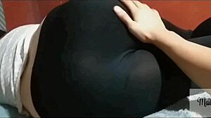 Mi amiga se queda toda la noche en mi casa con ricos leggins pegados al culo! Al fin me deja grabarla!