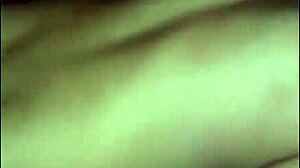 Casada sem camisinha com novinho e outro dando com pau no rosto dela in amateur threesome