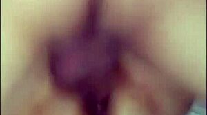 Casada sem camisinha com novinho e outro dando com pau no rosto dela in amateur threesome