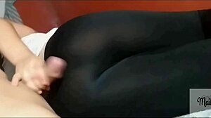 Mi amiga se queda toda la noche en mi casa con ricos leggins pegados al culo! Al fin me deja grabarla!