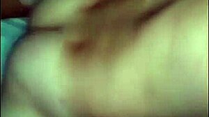 Casada sem camisinha com novinho e outro dando com pau no rosto dela in amateur threesome