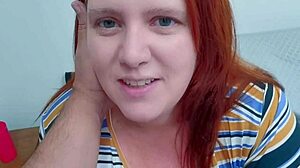 Chubby hotwife ruiva chupa com vontade e faz squirt pensando nos comedores with shaved pussy