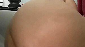 A puta arregaçando o rabo com a berinjela e a garrafa até gozar e ficar sem prega