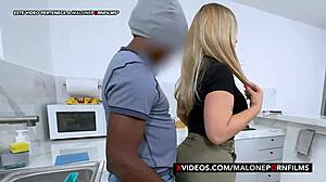 Infiel Esposa Latina Folla Con Plomero Negro Y Traga Cum Interracial En Su Gran Culo