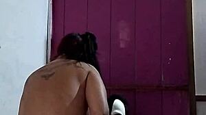 cliente ficou com vergonha de gravar pro xvideos e colocou mascara enquanto milf brasileira chupava big cock