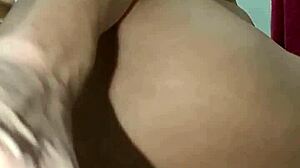 A puta arregaçando o rabo com a berinjela e a garrafa até gozar e ficar sem prega