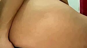 A puta arregaçando o rabo com a berinjela e a garrafa até gozar e ficar sem prega