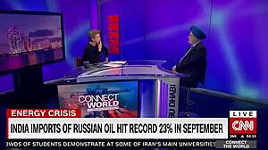 CNN MILF förstörs av Singh Pur i blond gangbang med farfar grupsex