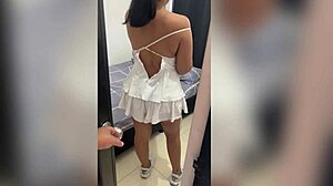 Mi cuñada me provoca dejando la puerta abierta mientras se cambia, entro y me recibe como una putita en la cama