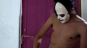 cliente ficou com vergonha de gravar pro xvideos e colocou mascara enquanto milf brasileira chupava big cock