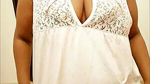 Kolkata Girl Reveals Sexy Boobs In Intriguing Display