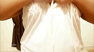 Kolkata Girl Reveals Sexy Boobs In Intriguing Display