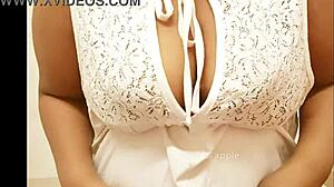 Kolkata Girl Reveals Sexy Boobs In Intriguing Display