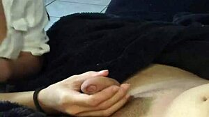 Sexo oral babado no pau cheio de veias do white wolf sentados no sofá