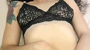 Branquinha ninfeta chupa pau todo babado e engole no oral sex brasileiro intrigante