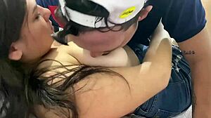 le doy duro a mi hermanastra por su coño hasta correrme y le gusta