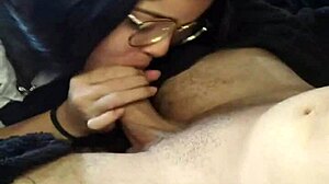 Sexo oral babado no pau cheio de veias do white wolf sentados no sofá