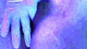 estoy tan caliente por una verga grande y jugosa que me hace squirtear en mi masaje solo