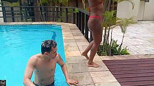 Quase me AFOGUEI pela morena na piscina, mas ela usou boca e BUCETA em mim com intensidade total.