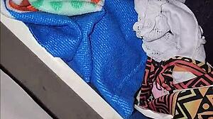 la mama de mi mejor amigo me encuentra masturbandome con sus hilos