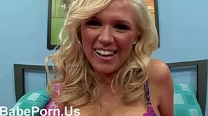 Tetona Masturbando Polla con Pies