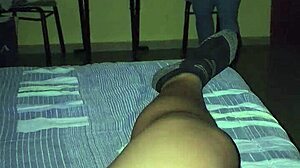 la mama de mi mejor amigo me encuentra masturbandome con sus hilos