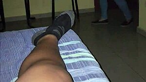 la mama de mi mejor amigo me encuentra masturbandome con sus hilos