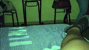 la mama de mi mejor amigo me encuentra masturbandome con sus hilos