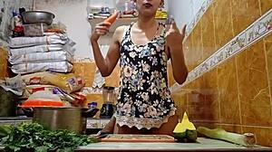 un dos tres mi primer tutorial de cocina se come la zanahoria por arriba y por abajo antes de ser follada en plena grabacion de sorpresa delicioso cum