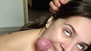 Loirinha rabuda sucks marido friend cock deep!