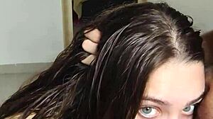 Loirinha rabuda sucks marido friend cock deep!