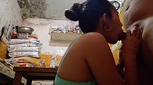 un dos tres mi primer tutorial de cocina se come la zanahoria por arriba y por abajo antes de ser follada en plena grabacion de sorpresa delicioso cum