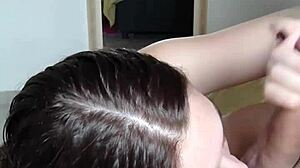 Loirinha rabuda sucks marido friend cock deep!