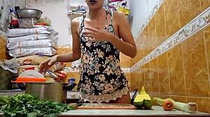 un dos tres mi primer tutorial de cocina se come la zanahoria por arriba y por abajo antes de ser follada en plena grabacion de sorpresa delicioso cum