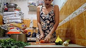 un dos tres mi primer tutorial de cocina se come la zanahoria por arriba y por abajo antes de ser follada en plena grabacion de sorpresa delicioso cum