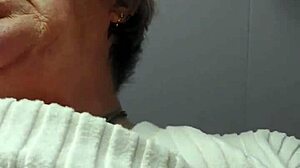 Narrative harige kut plassen shows a hairy beaver and pussy in a detailed scene of natural release