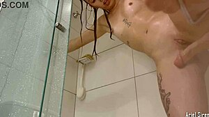 ela enviou vídeo gozando no chuveiro pro namorado e vazou online