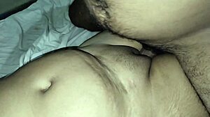 Индийская бабхи жрет пизду, ласкает соски и трахается с мужем в первый раз с соседом