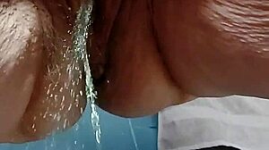 Narrative harige kut plassen shows a hairy beaver and pussy in a detailed scene of natural release