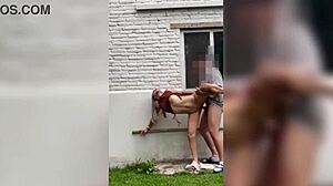 La vecina flaca se pone caliente y toco partirle el co�o de pie al aire libre